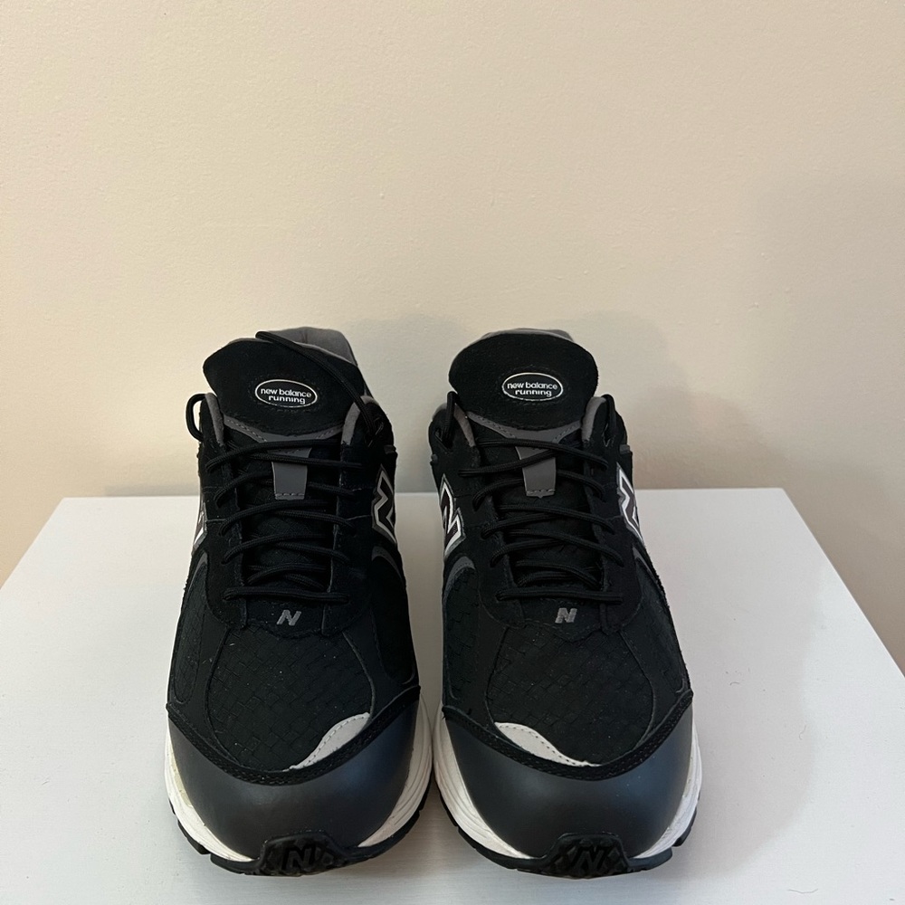 New Balance Men's Black and Gray Sneakers